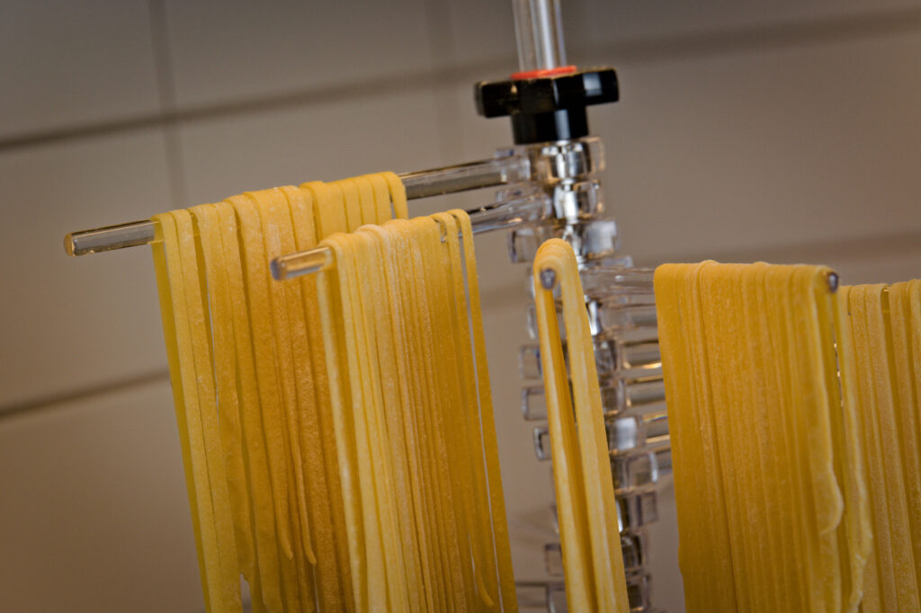 Hjemmelavet pasta på pastastativ