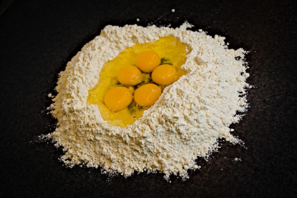 Mel og æg til hjemmelavet pasta