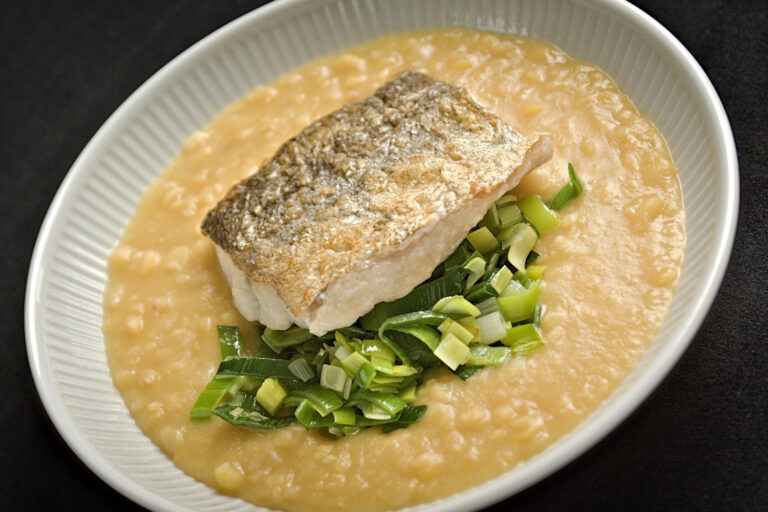 Read more about the article Skindstegt filet af kulmule med flækærter og porre