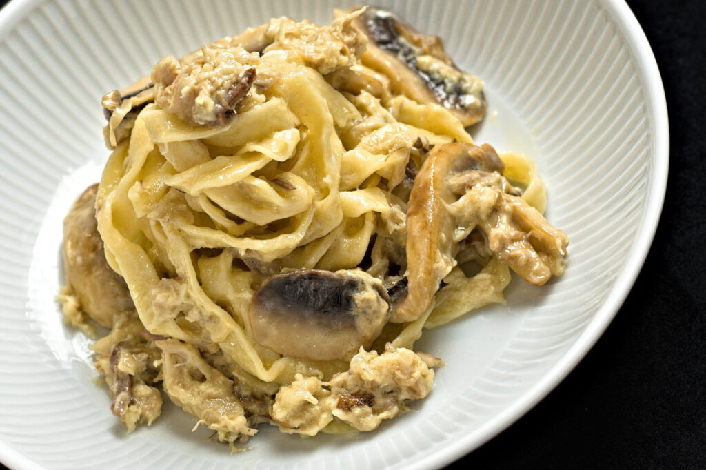 Frisk pasta med røget makrel, fløde og champignon