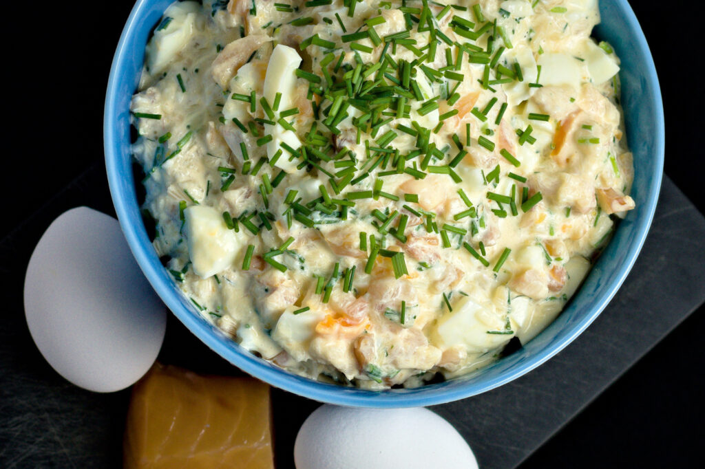 Frokostsalat med røget mørksej, æg og purløg