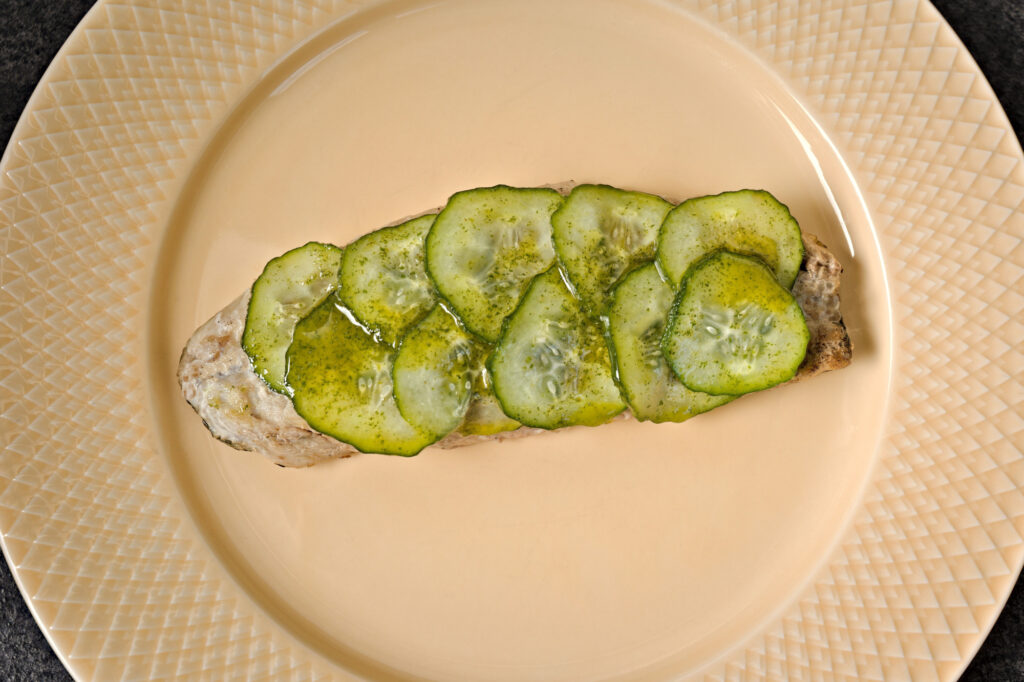 Grillet filet af makrel med syltede agurker