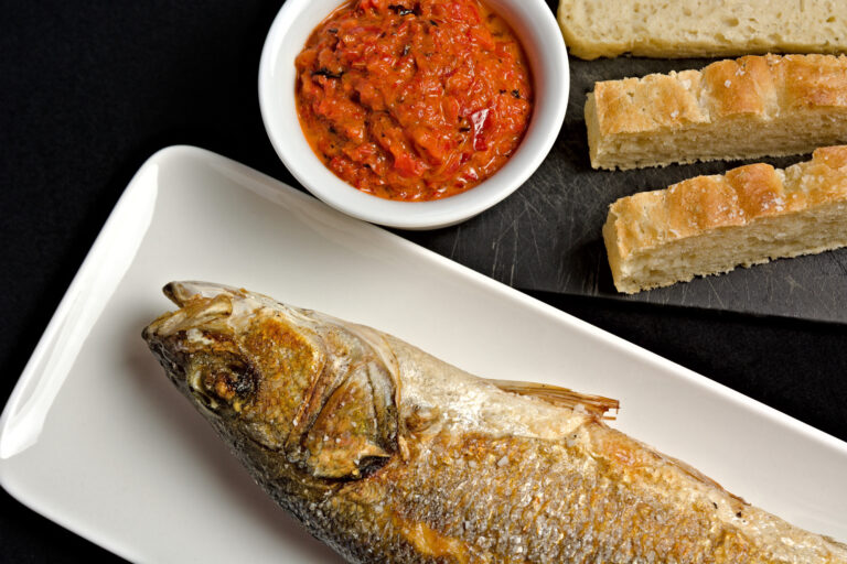 Read more about the article Havbars a la plancha med foccacia og pesto af peberfrugt