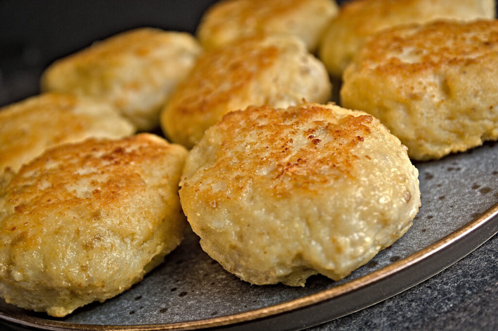 Klassiske og traditionelle fiskefrikadeller af mørksej