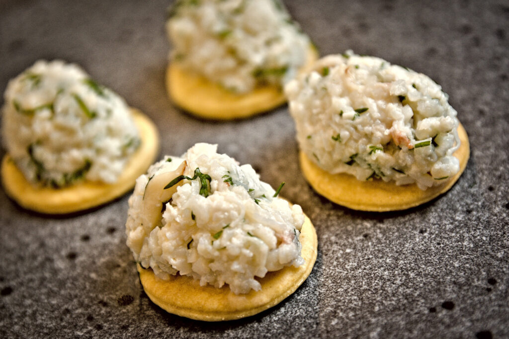 Enkel krabbesalat, anrettet på sprøde kiks