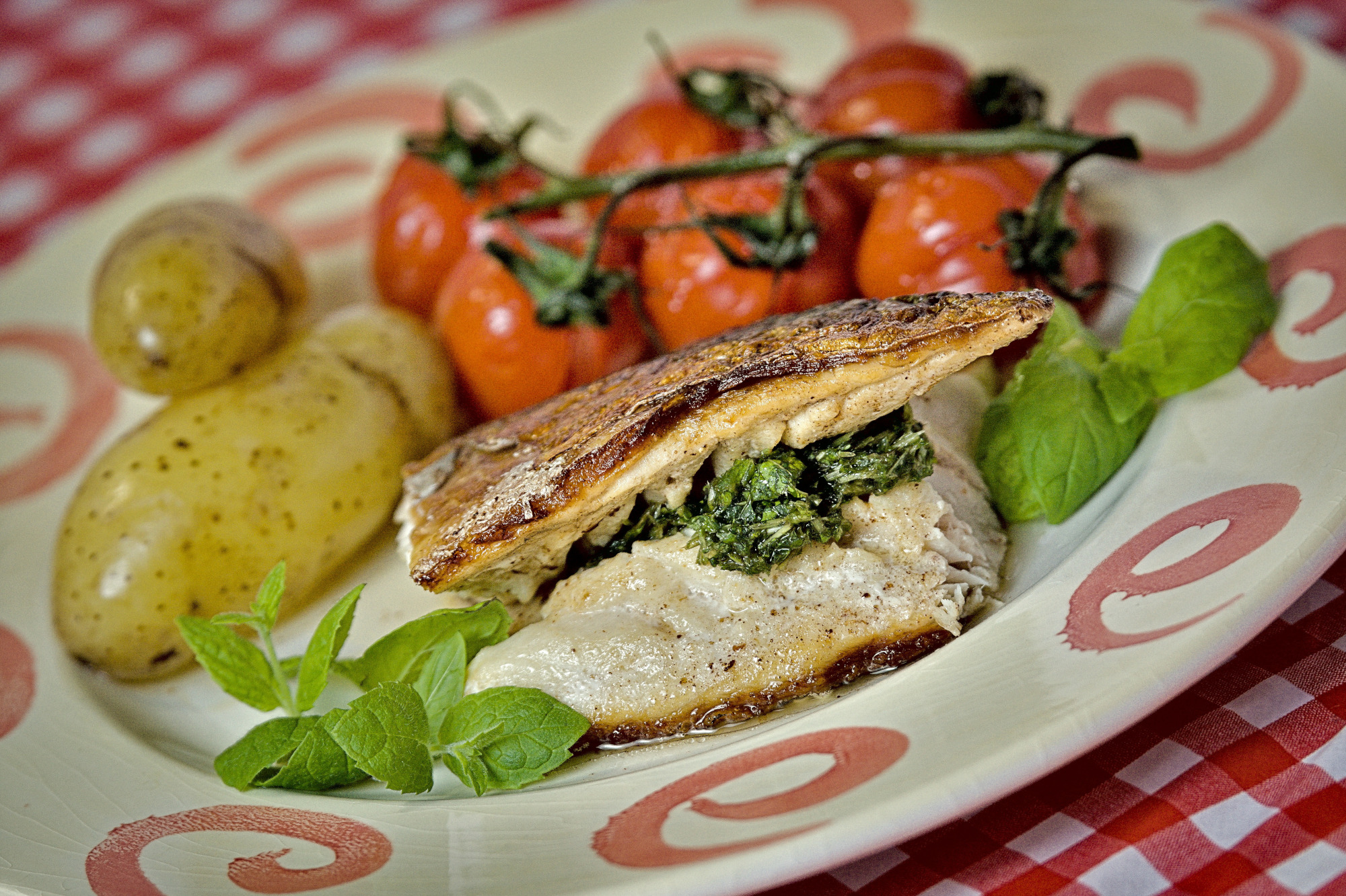 You are currently viewing Skindstegt makrelfilet med mynte og bagte cherrytomater