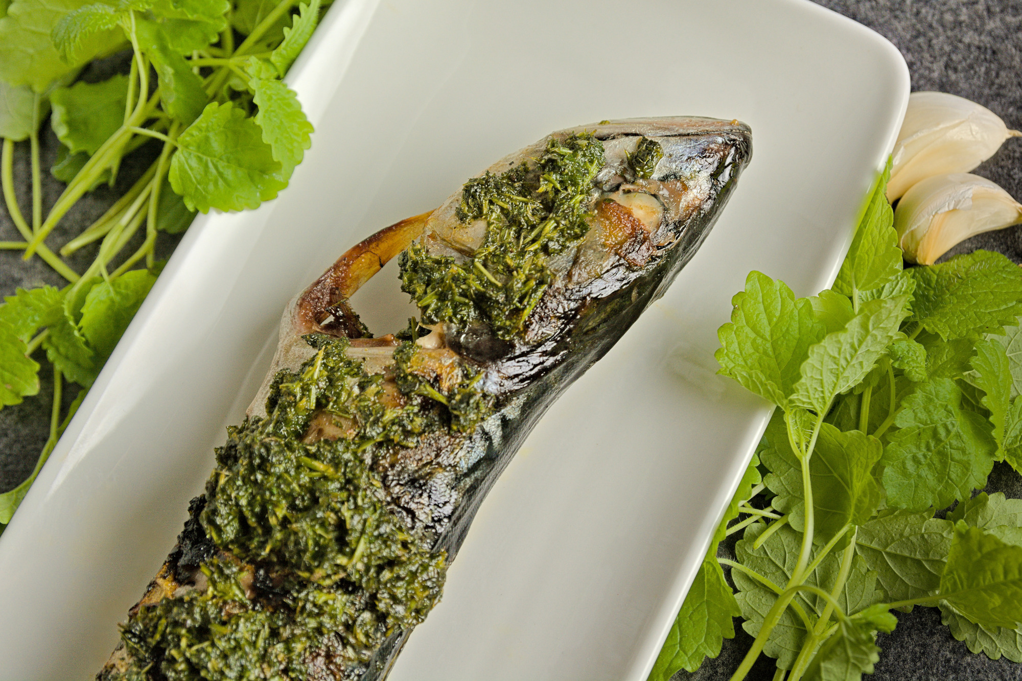 You are currently viewing Hel makrel på grill med citronmelisse og hvidløg