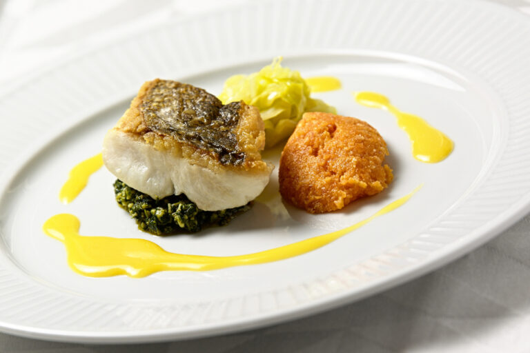 Read more about the article Skindstegt kulmule med myntepesto, grov gulerodspuré og lynstegt spidskål