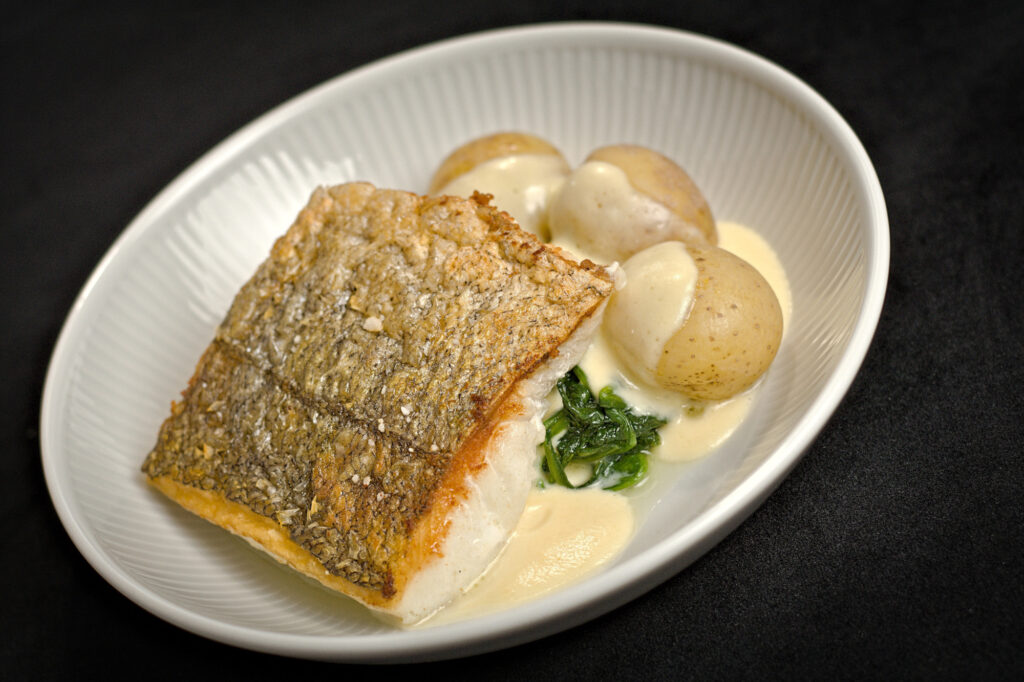 Skindstegt kulmule med sauteret spinat, flødesauce og nye kartofler