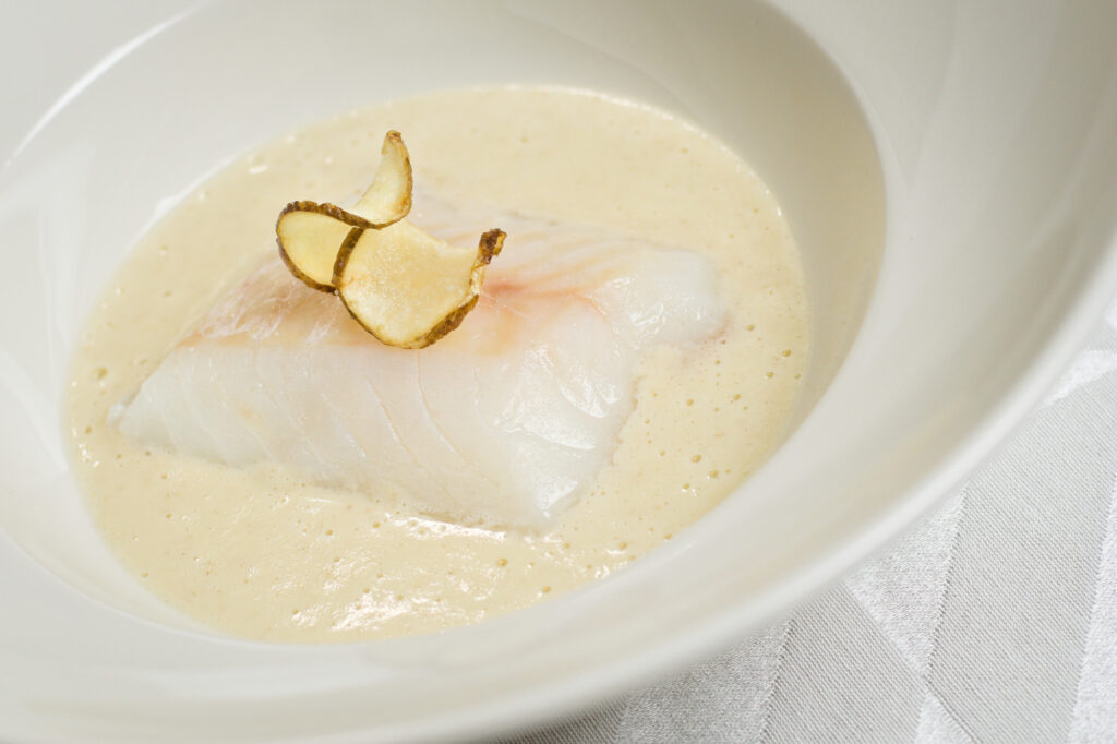 Torsk sous vide med jordskokkesuppe og chips