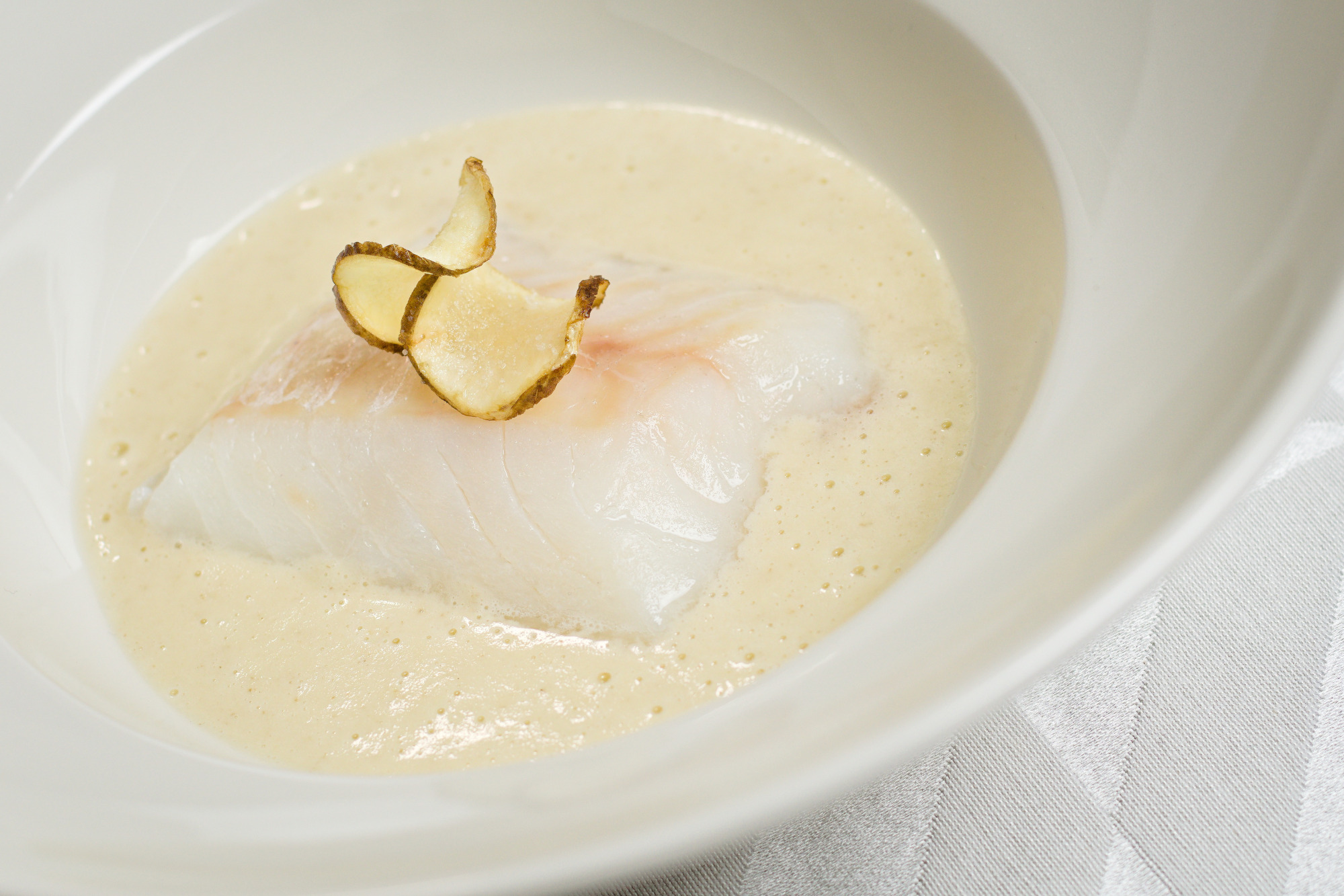 Read more about the article Torsk sous vide med jordskokkesuppe og chips