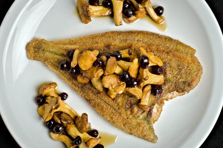 Read more about the article Pandestegt rødspætte med kantareller, solbær og brunet smør