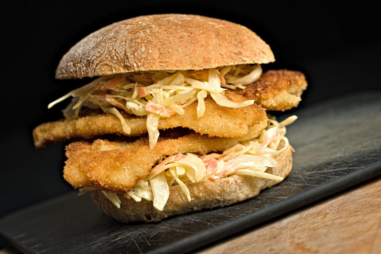 Read more about the article Fiskeburger med sprød rødspættefilet og coleslaw