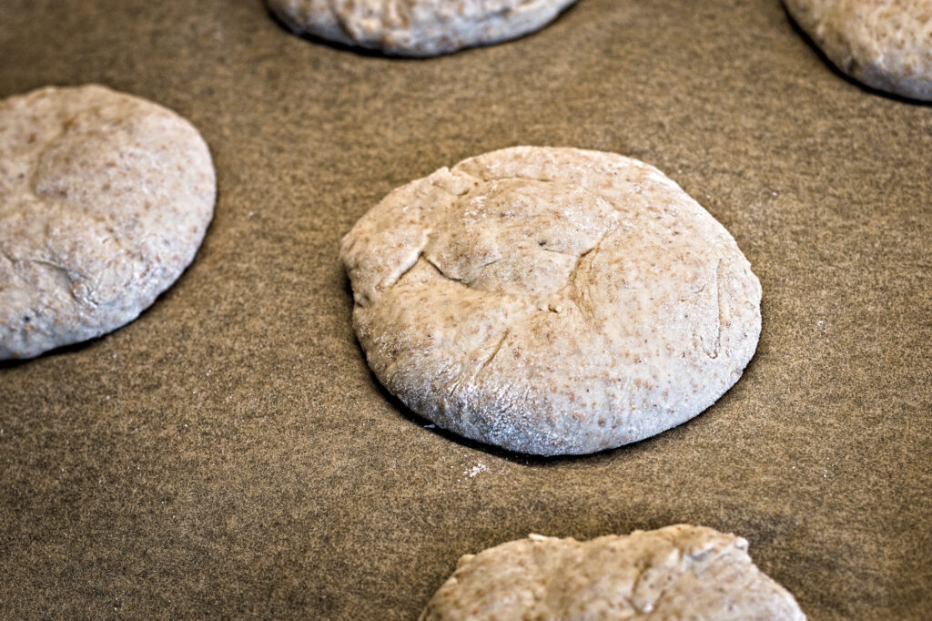 Dej til grove burgerboller på bageplade