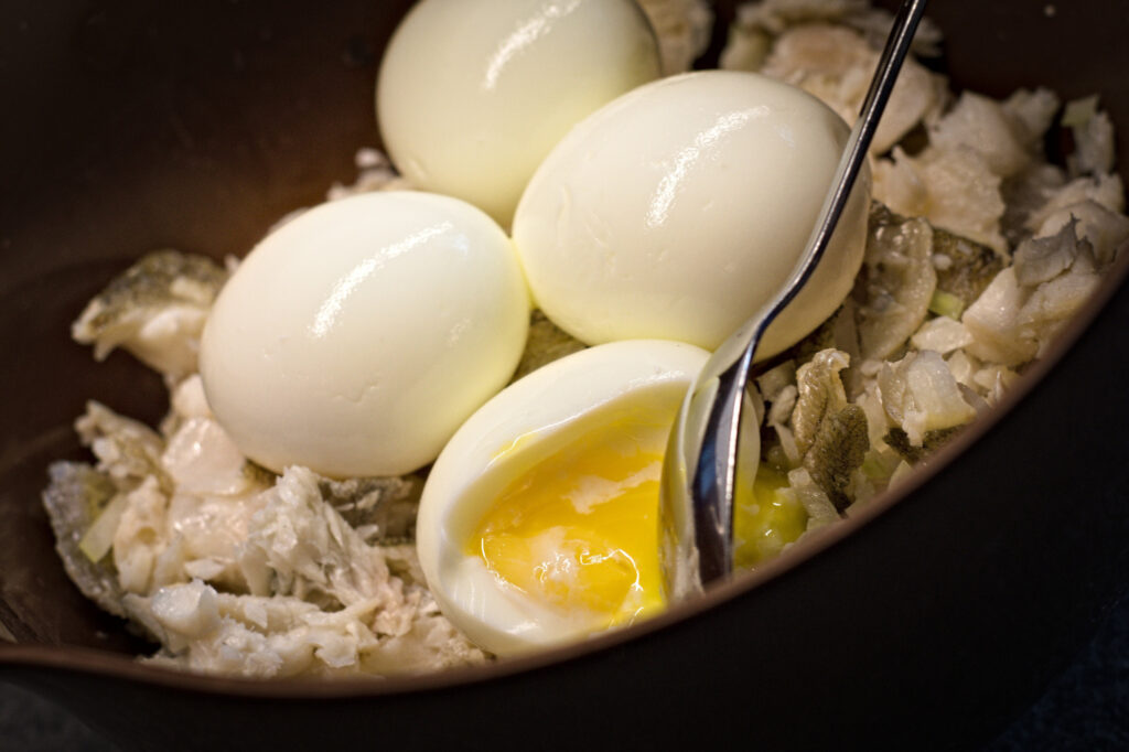 Findelt hvilling og æg.