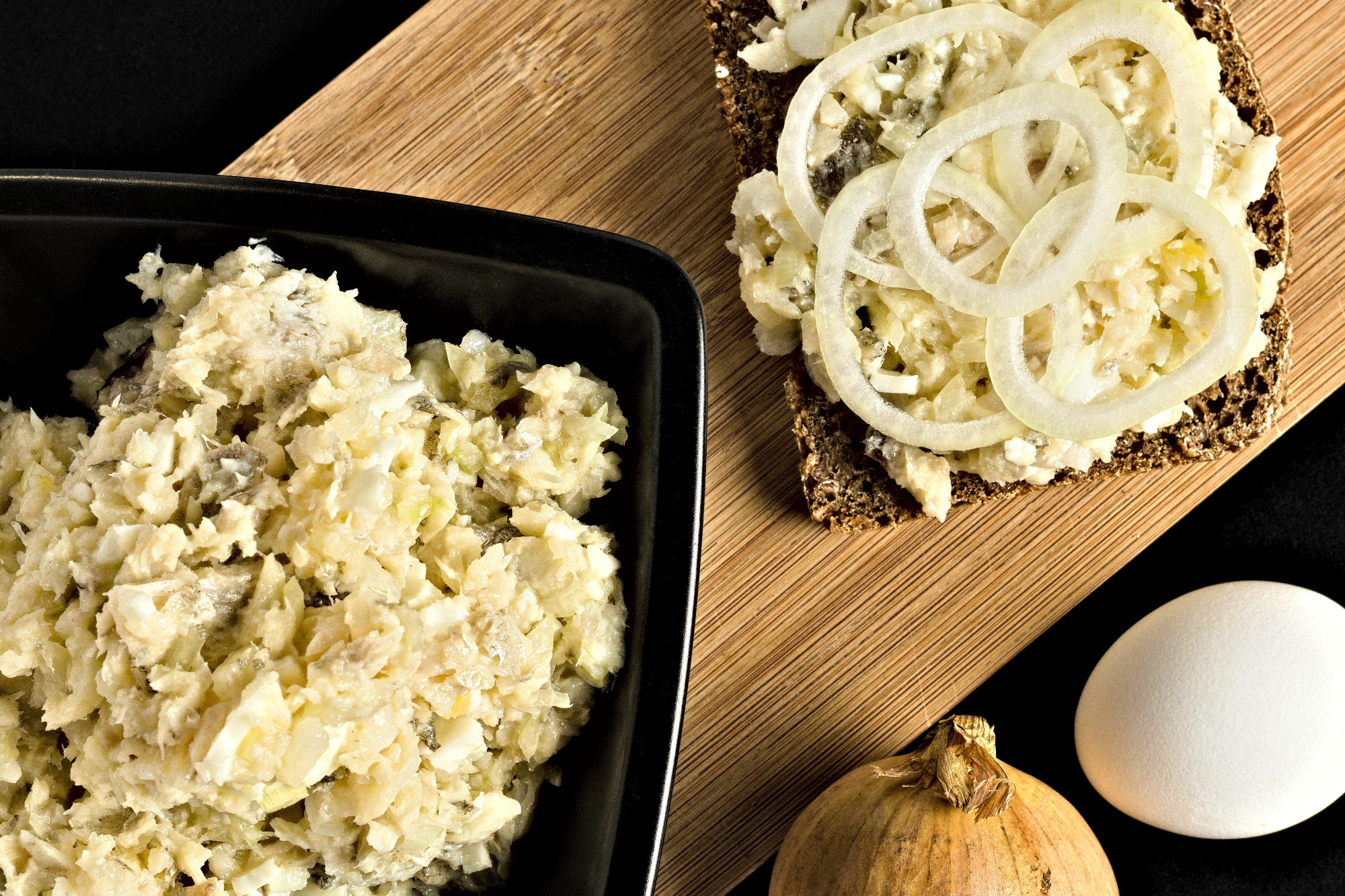 Frokostsalat med hvilling, æg og løg