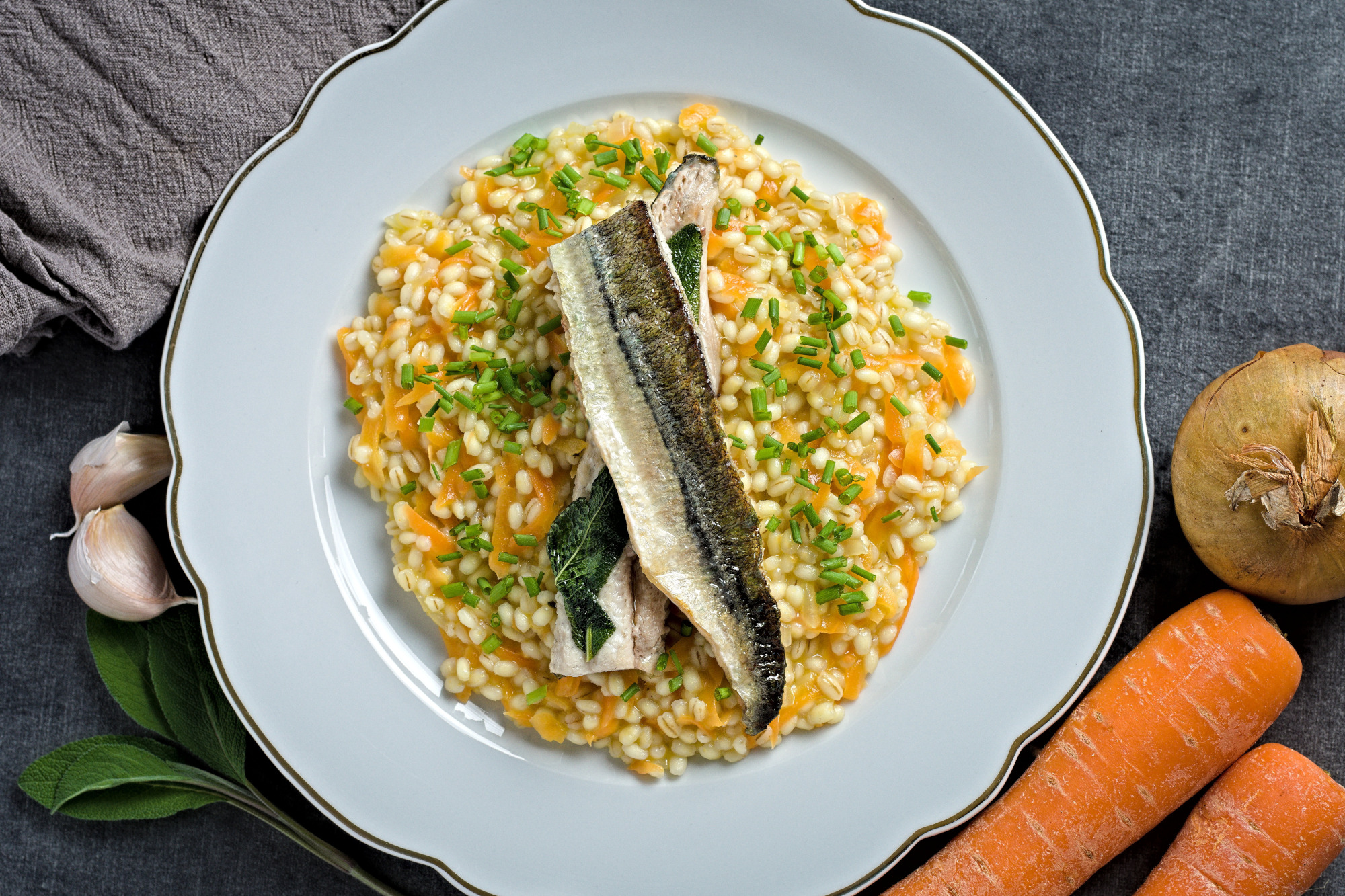 You are currently viewing Hornfisk i fileter med salvie på bygotto med gulerødder