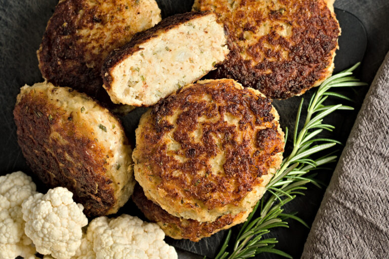Read more about the article Fiskefrikadeller med mørksej, blomkål og rosmarin