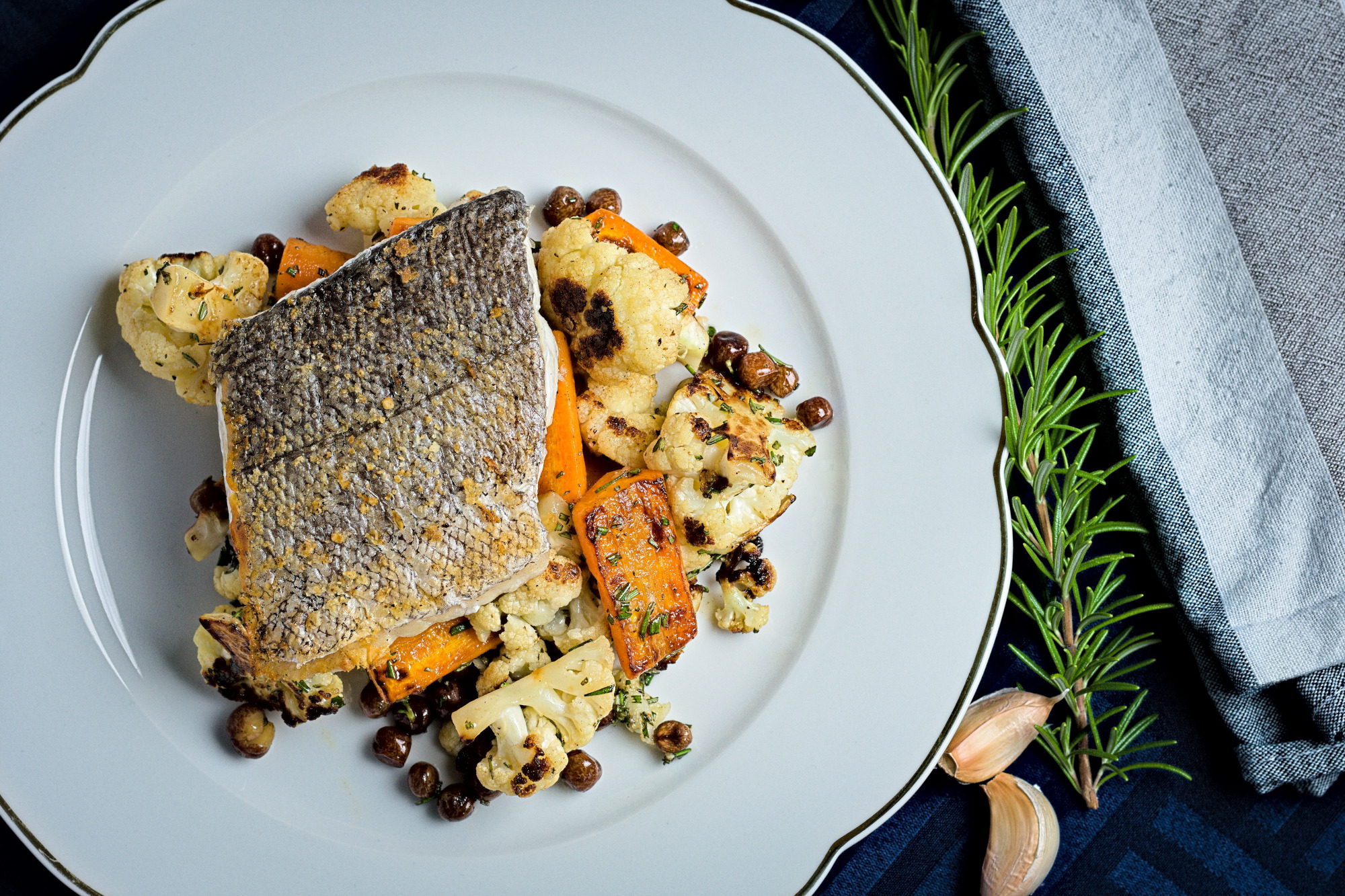 Kulmule på plancha med gulerødder, blomkål og gråærter
