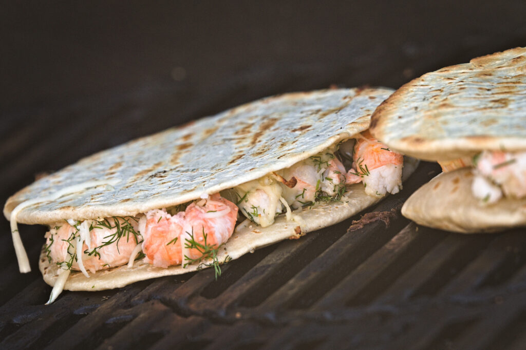 Grilning af quesadillas med jomfruhummer
